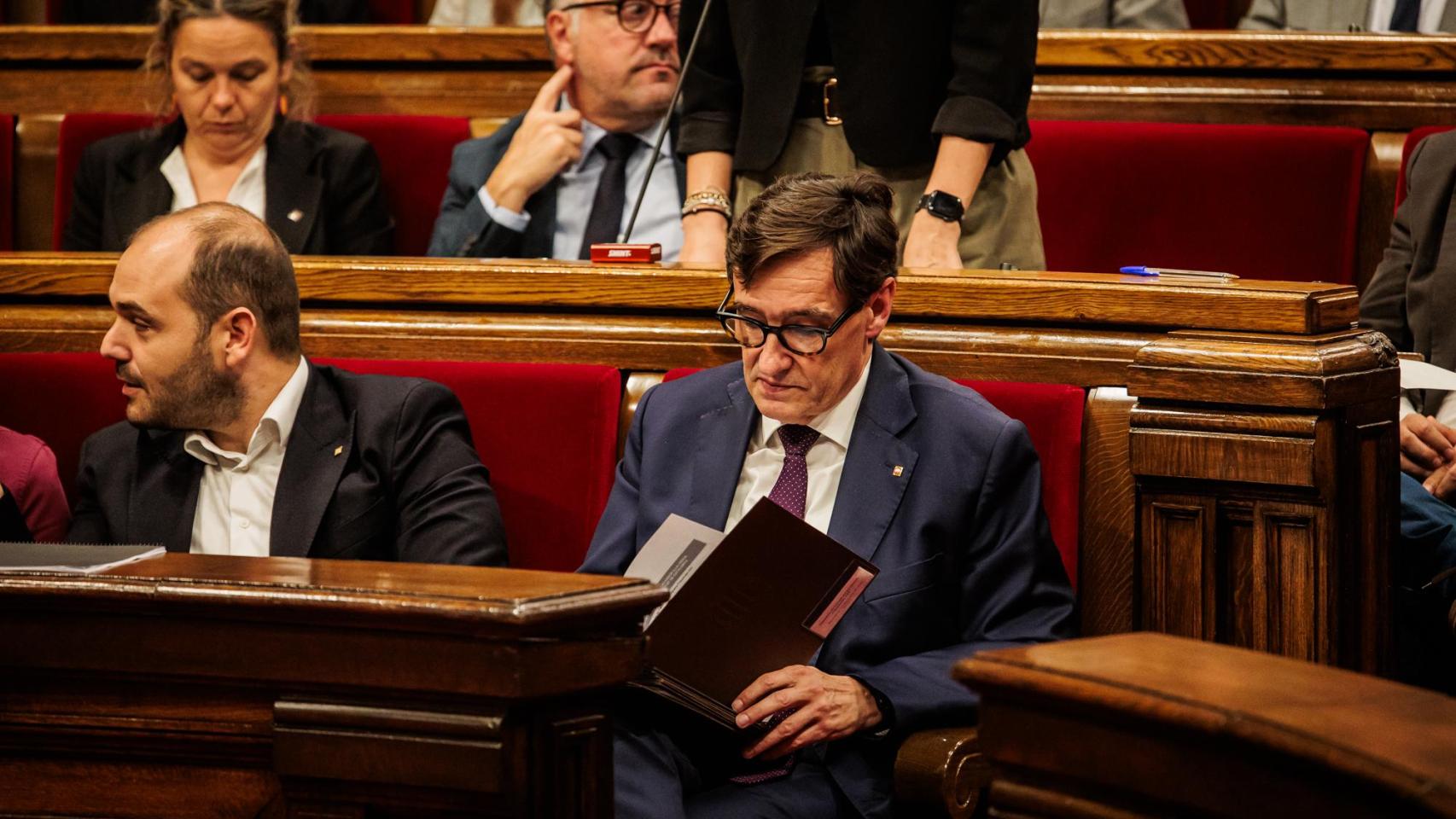 Salvador Illa, presidente del Govern, revisa documentación en su escaño durante el Debate de Política General del 9 de octubre