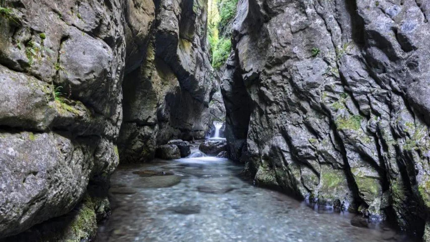 Una ruta entre pasarelas de madera, naturaleza y ríos, por el Estret del Forn