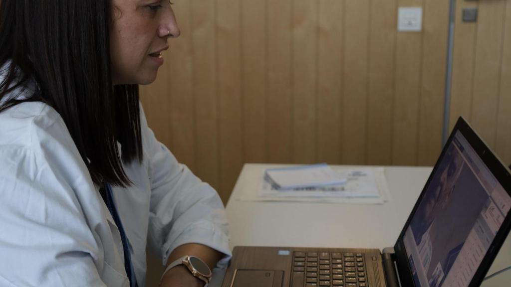 Enfermera de práctica avanzada durante una llamada a un paciente