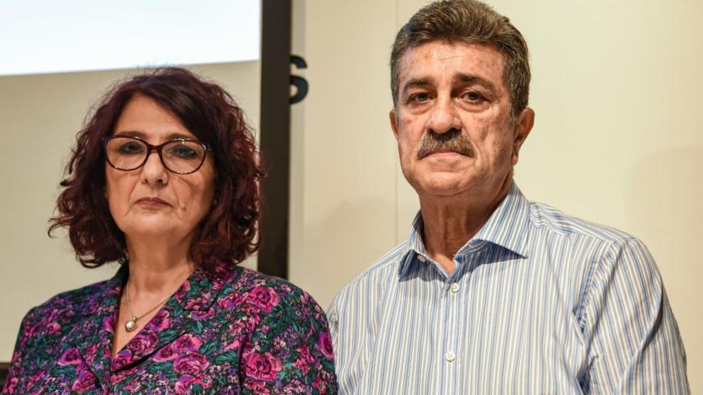 Los padres de Mario Biondo, Santina D'Alessandro y Pippo Biondo, en una rueda de prensa en la sede del Col·legi de Periodistes de Catalunya este jueves