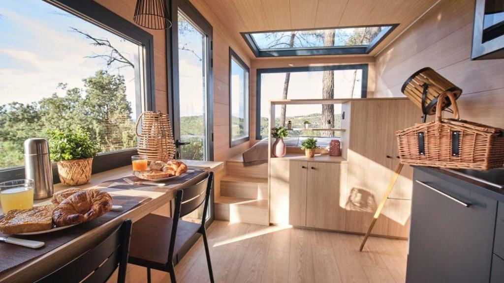 Interior de una cabaña de Nomading Camping