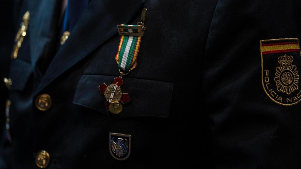 Medalla al mérito policial con distintivo rojo