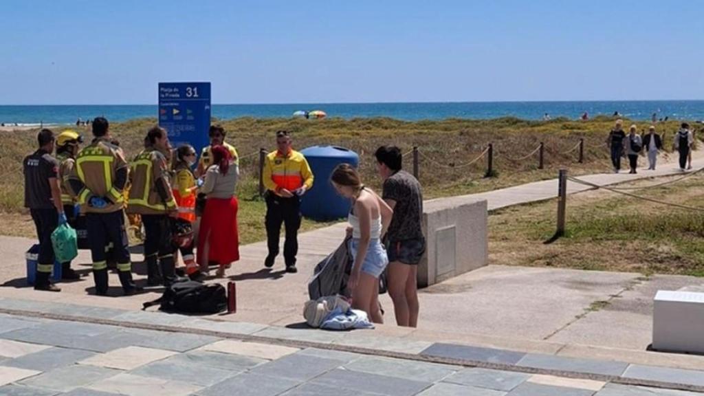 Imagen de los servicios de emergencias, el día de los hechos en la playa de Castelldefels
