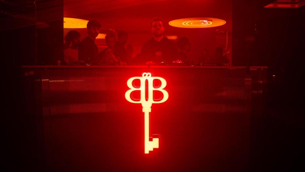 La mesa del dj en la discoteca Boris Club, decorada con el logotipo