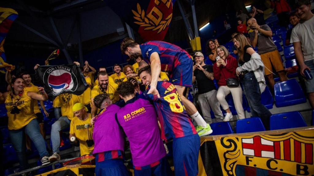 Los jugadores del Barça de balonmano celebran con la grada de animación la victoria contra el Pick Szeged