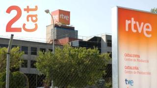 Logo de 2Cat y edificio de RTVE en Sant Cugat del Vallès (Barcelona)