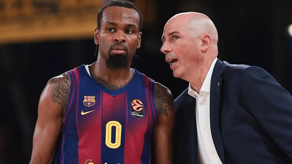 Joan Peñarroya dona indicacions a Kevin Punter durant el Barça de bàsquet-València