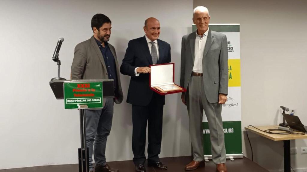 Pérez de los Cobos recibe el Premio a la Tolerancia de manos del presidente de la Asociación por la Tolerancia, Carlos Basté (i), y el miembro de la entidad Antonio Roig (d)