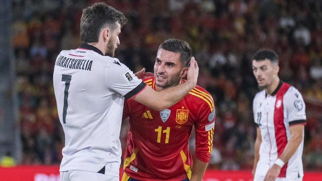 Khvicha Kvaratskhelia consuela a Ferran Torres tras fallar un penalti en el España-Georgia