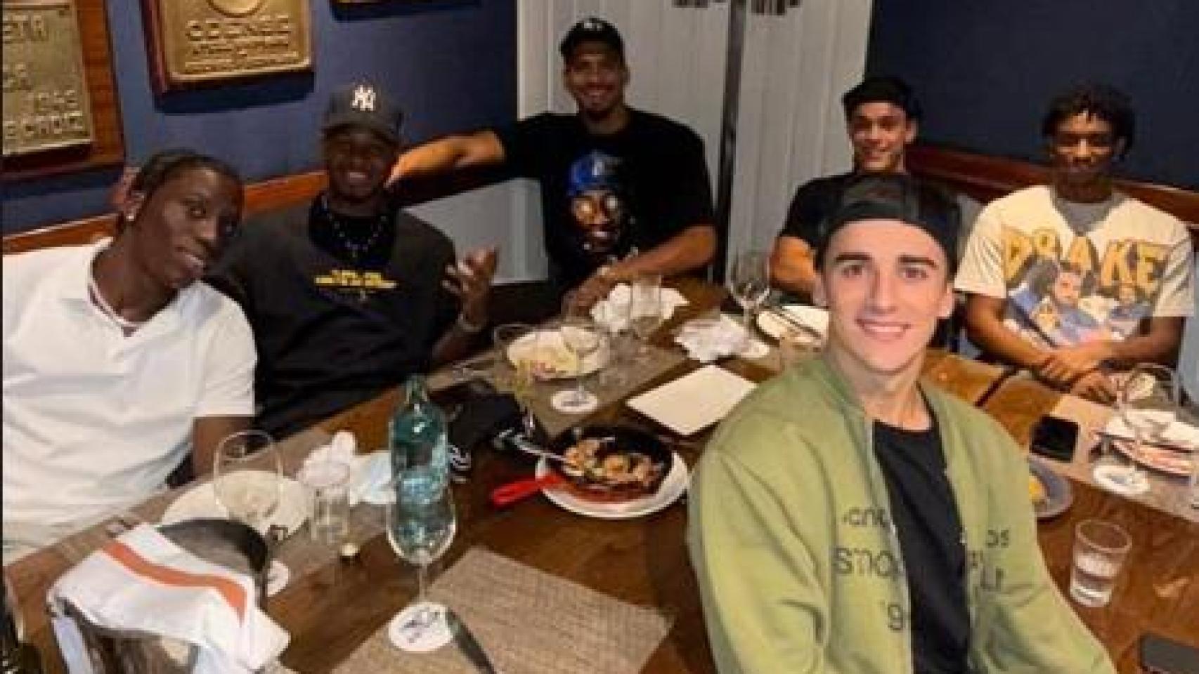 Futbolistas formados de la Masía, de cena por Barcelona