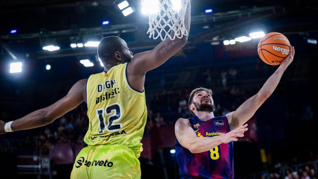 Darío Brizuela intenta anotar durante el Barça de basket-Lleida