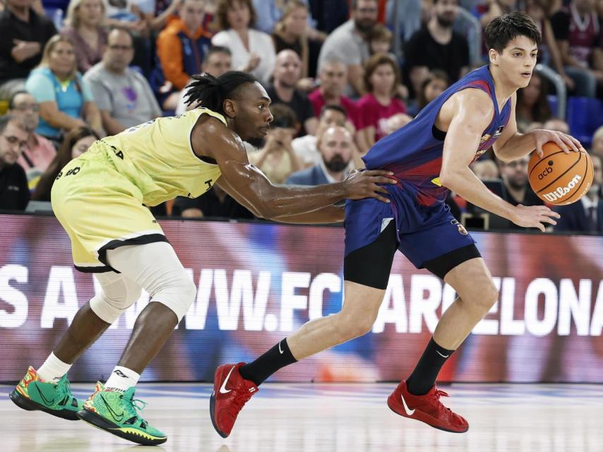 Juani Marcos bota el balón durante el Barça de basket-Lleida