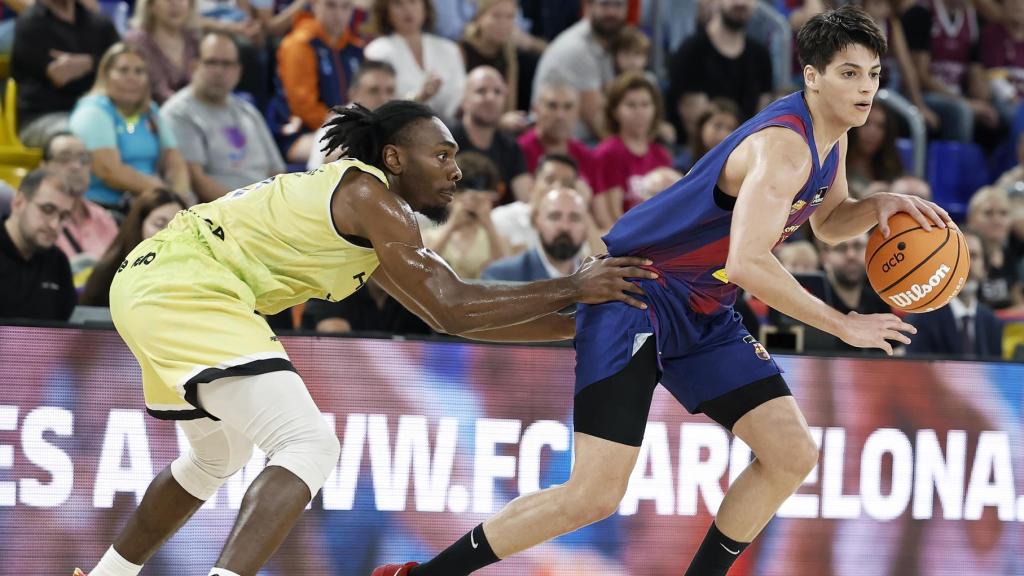 Juani Marcos bota el balón durante el Barça de basket-Lleida