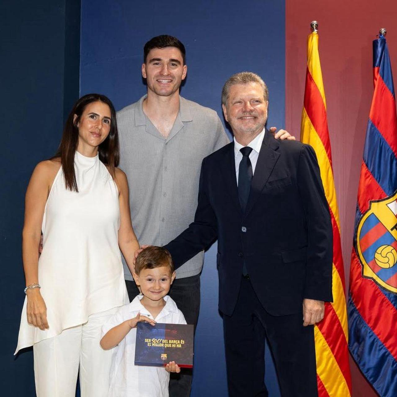 Ludovic Fábregas posa junto a su pareja, Mariona, y su hijo en el acto oficial de su fichaje por el Barça