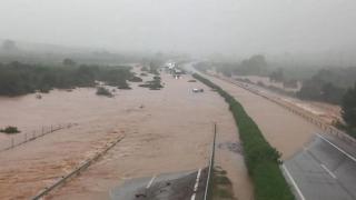 La autopista AP7, anegada en Tarragona