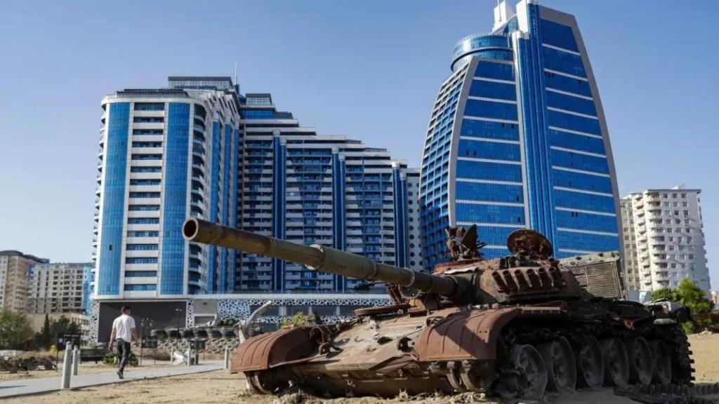 Imagen de un carro de combate calcinado en el Karabaj