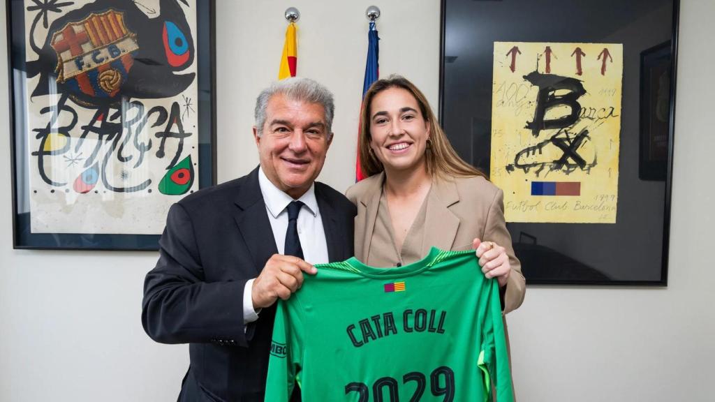 Cata Coll posa junto a Joan Laporta tras renovar hasta 2029