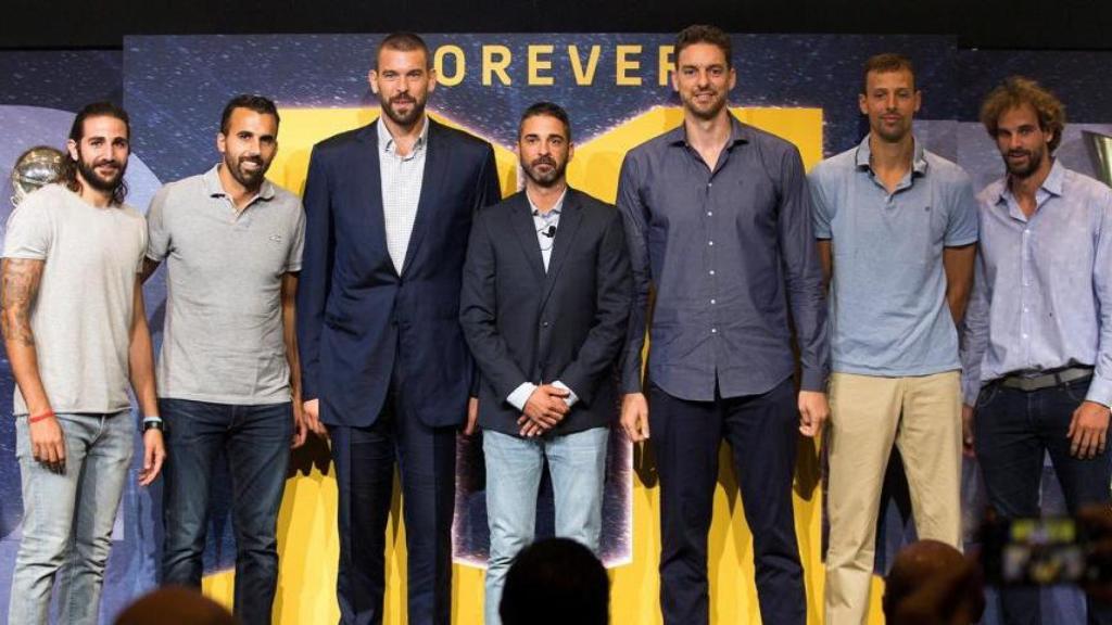 Ricky Rubio, Víctor Sada, Marc Gasol, Pau Gasol, Jordi Trias i Roger Grimau en la comiat de Juan Carlos Navarro