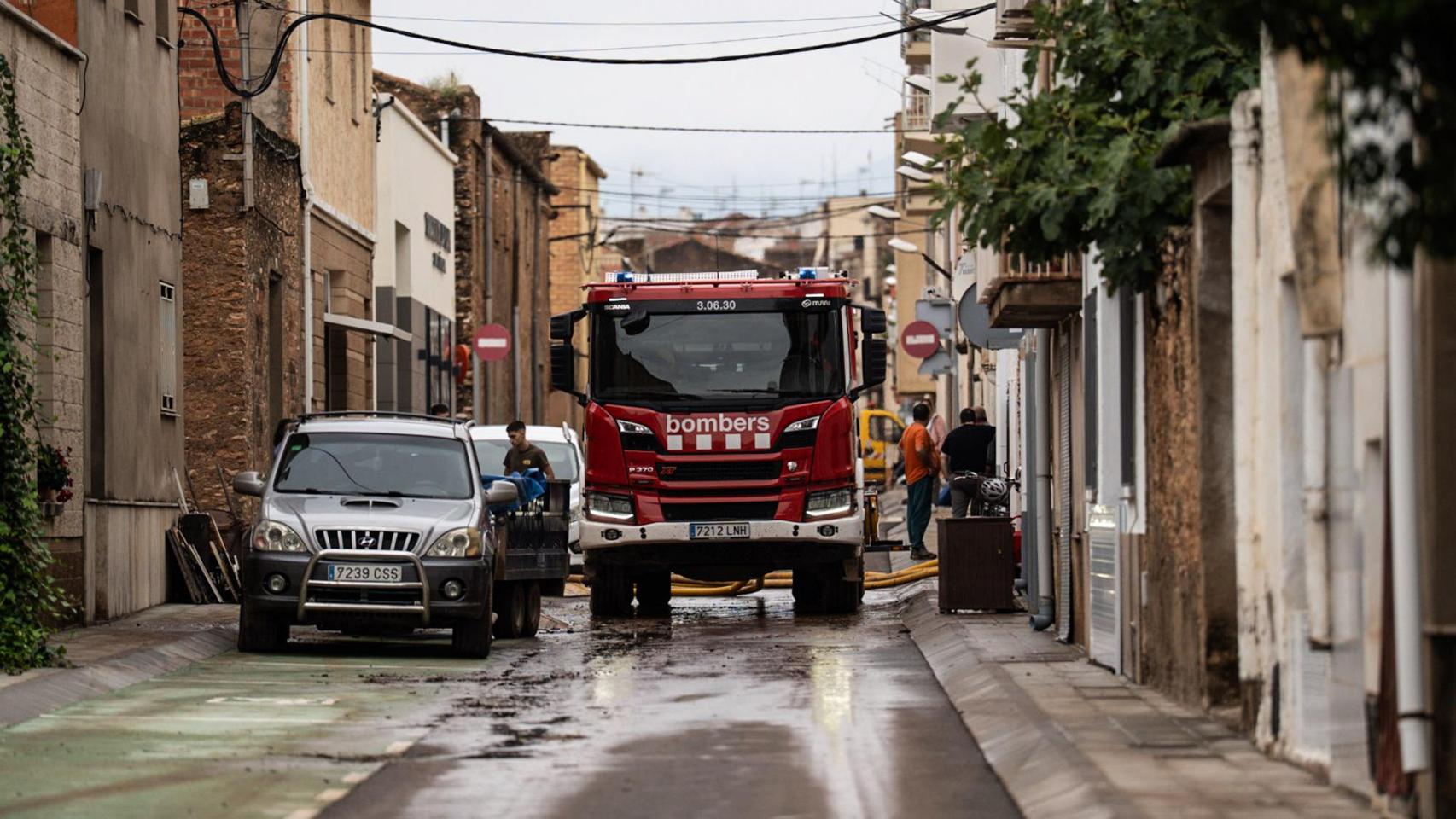 Un camión de bomberos, trabajando tras el temporal que asoló Alcanar (Tarragona)