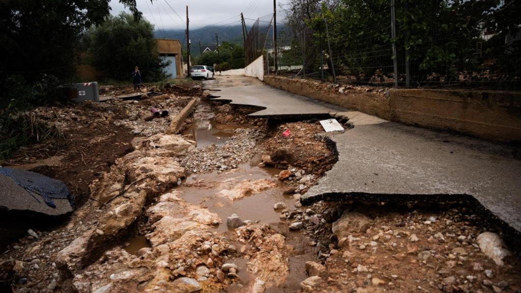 Una carretera dañada por las inundaciones derivadas de la DANA Alice en Terres de l'Ebre