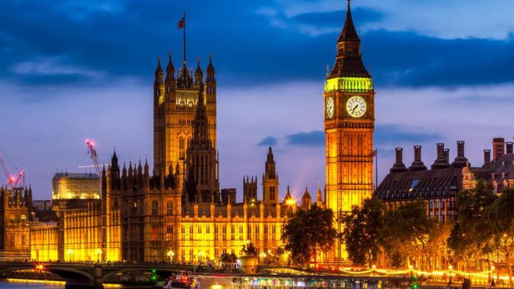 Las figuras del Big Ben y el Parlamento emergen en la noche londinense