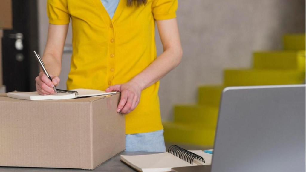 Preparación de un paquete para su envío postal