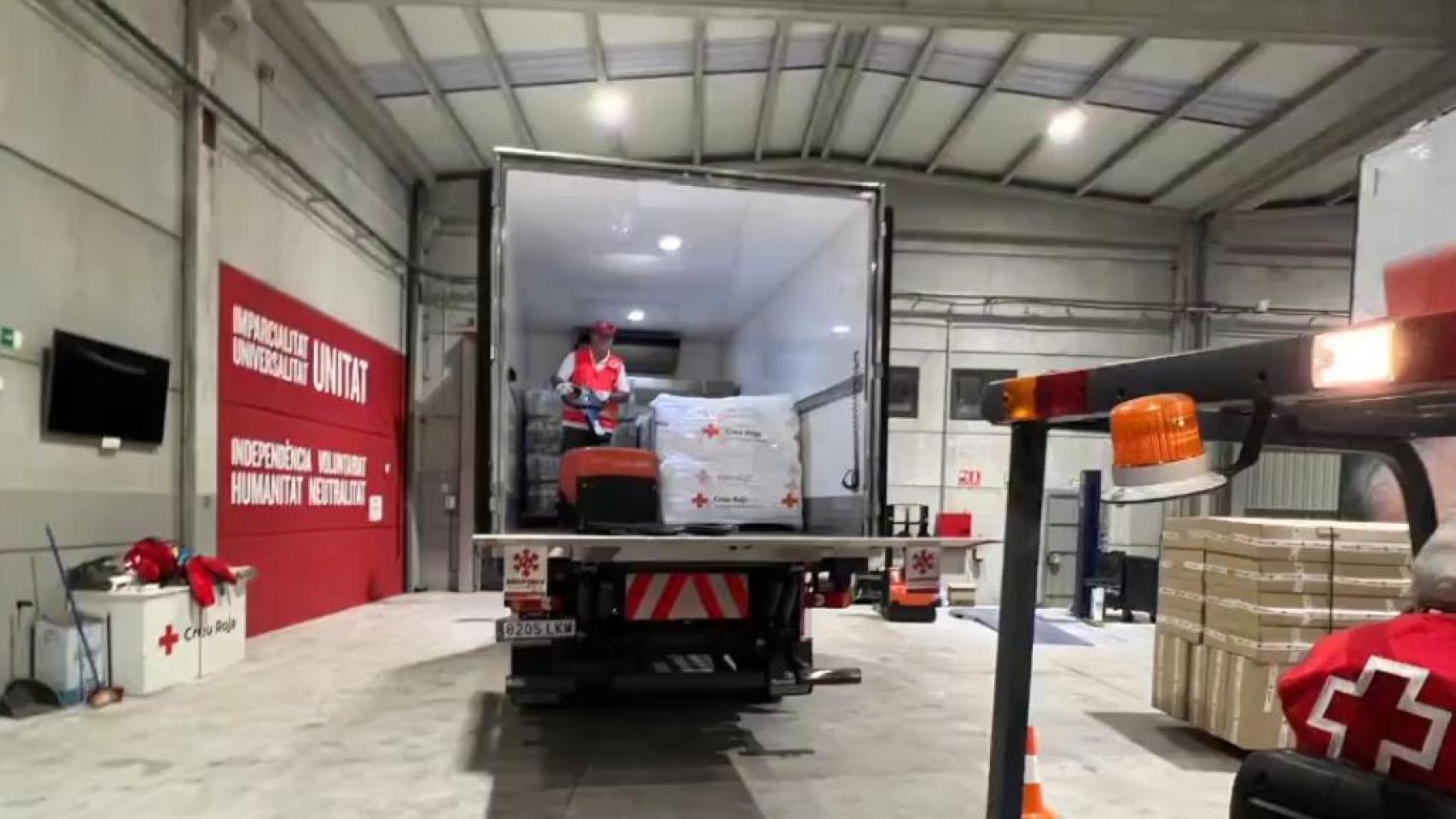 La Cruz Roja moviliza mantas, agua y comida para las personas que han pasado la noche fuera de casa por las inundaciones en Cataluña