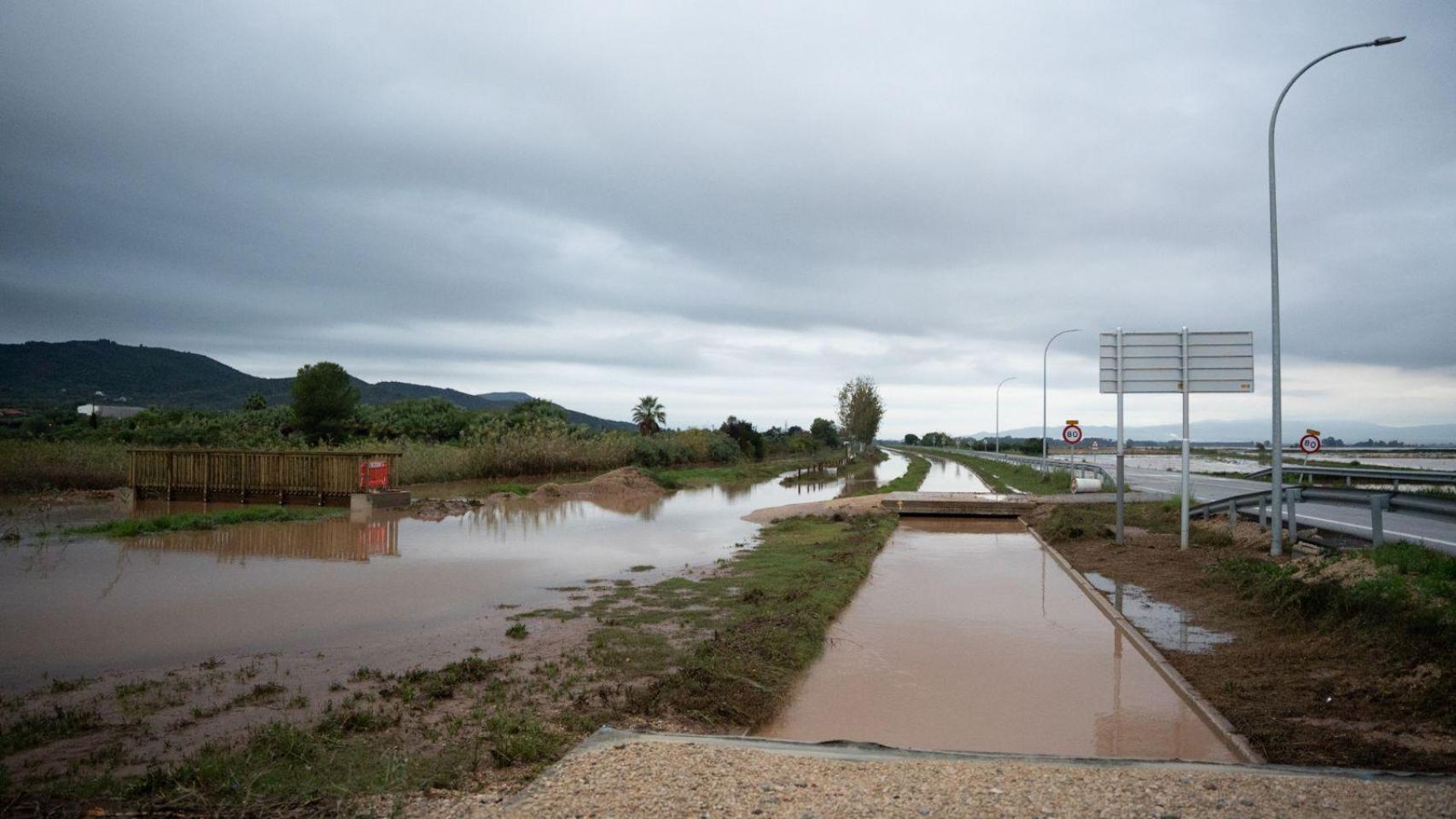 Inundación junto a la carretera en Sant Carles de la Ràpita este lunes