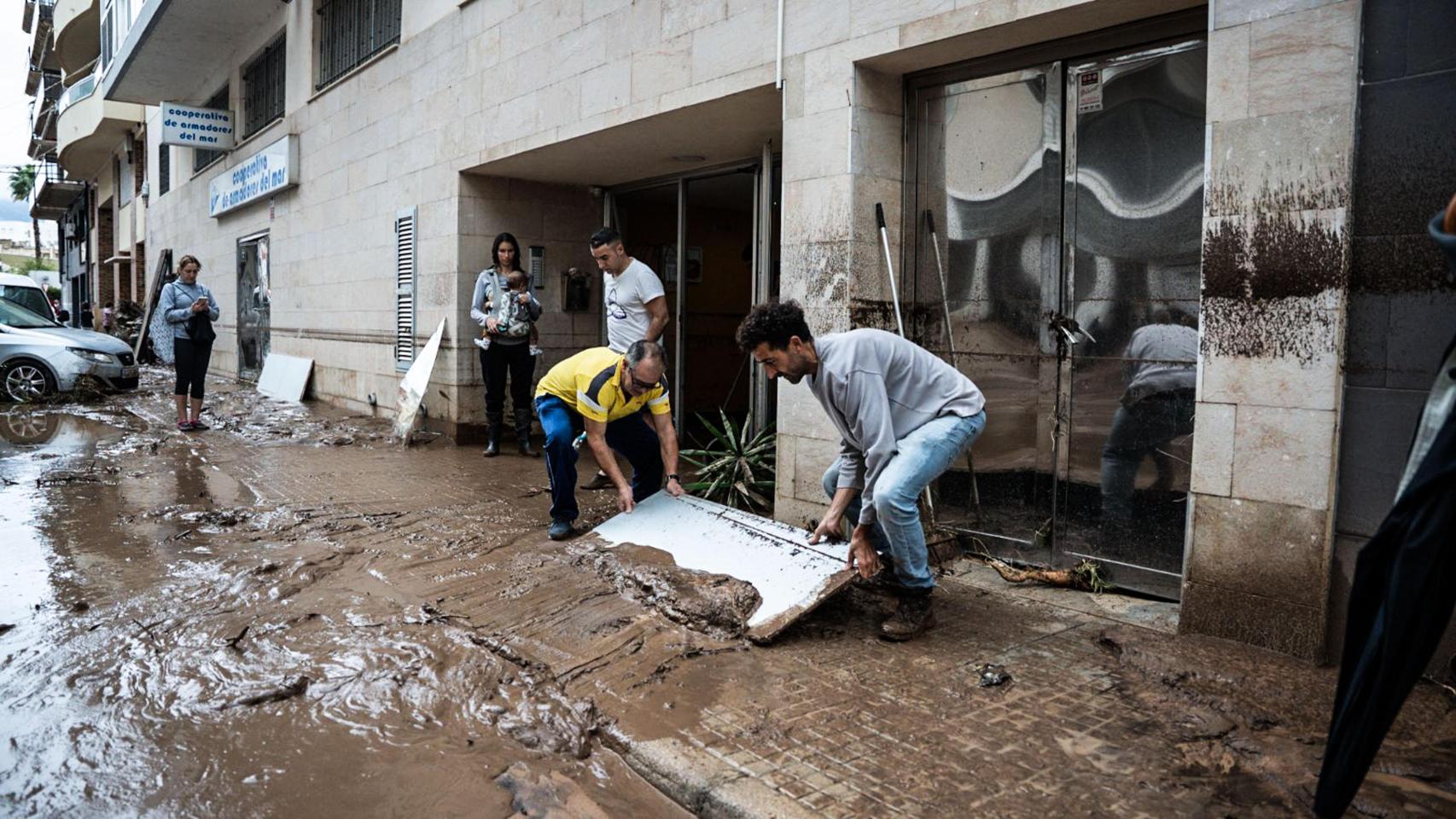 Vecinos del Montsià retiran barro tras el paso de la DANA Alice