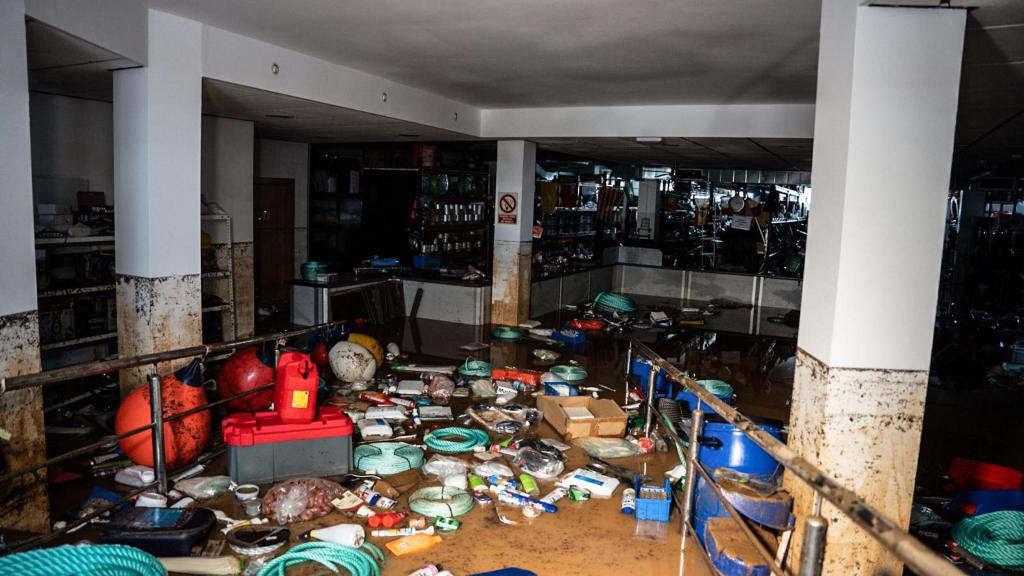 Una tienda inundada en Sant Carles de la Ràpita por la DANA que ha azotado Terres de l'Ebre