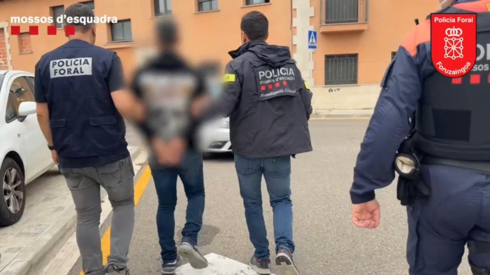 Imagen de uno de los detenidos esta lunes durante el operativo de Mossos y Policía Foral