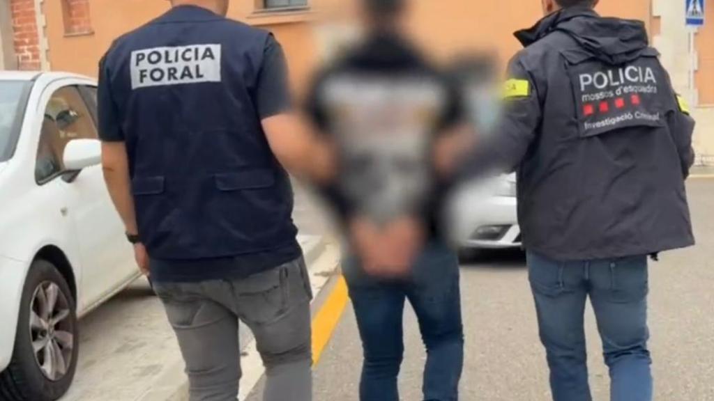 Imagen de uno de los detenidos esta lunes durante el operativo de Mossos y Policía Foral