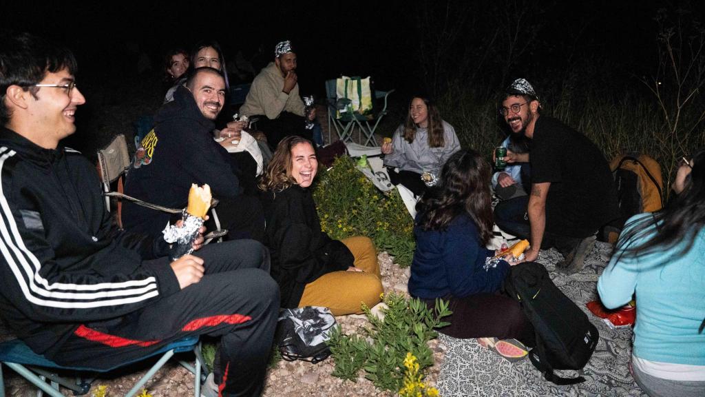 Un grupo de amigos, en la Explanada Ovni de Montserrat