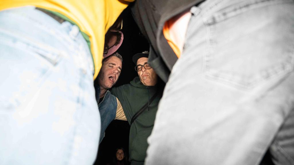 Varias personas forman un círculo y entonan cánticos en la Explanada Ovni de Montserrat