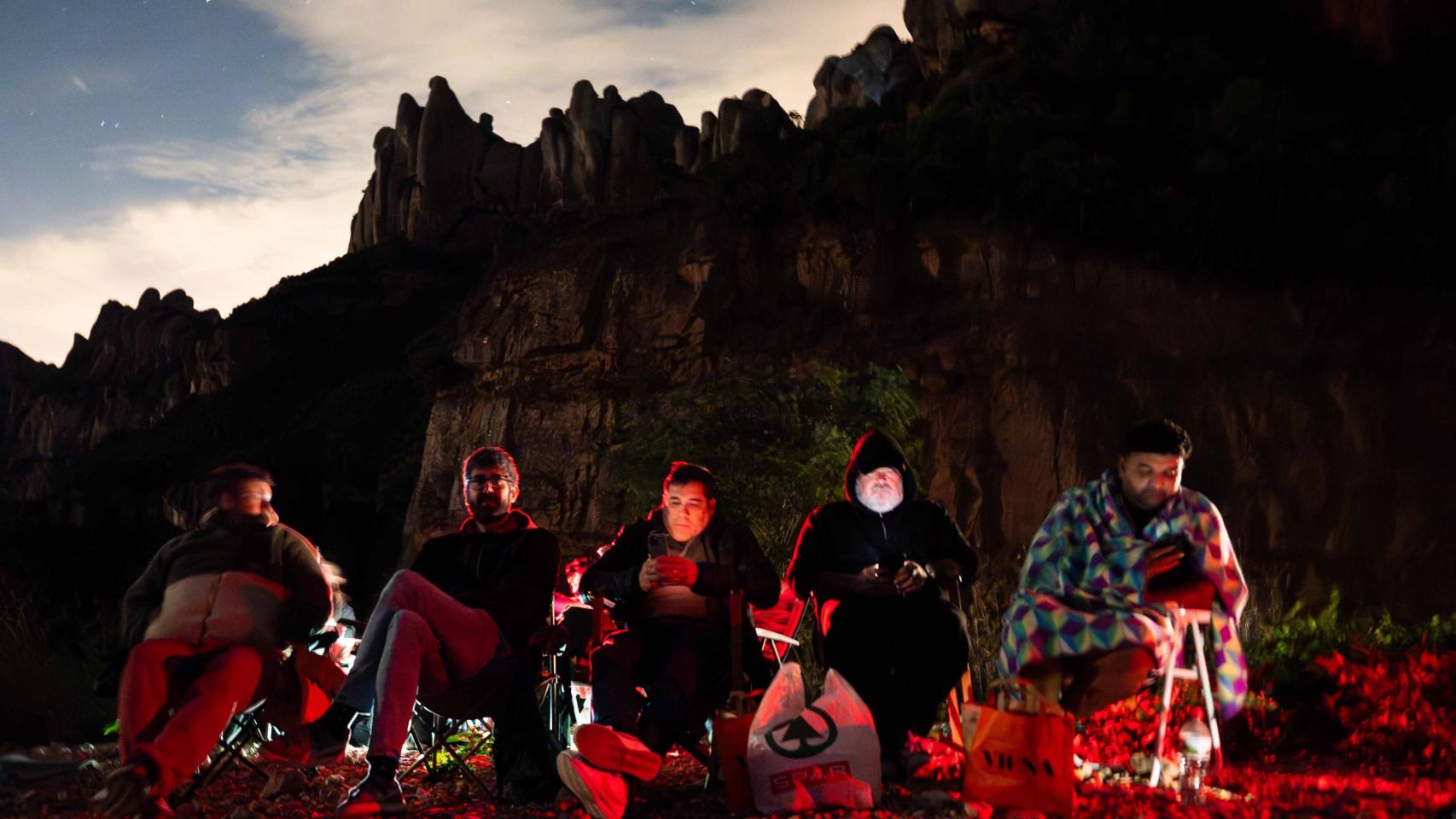 Varias personas esperan la llegada de ovnis a los pies de la montaña de Montserrat