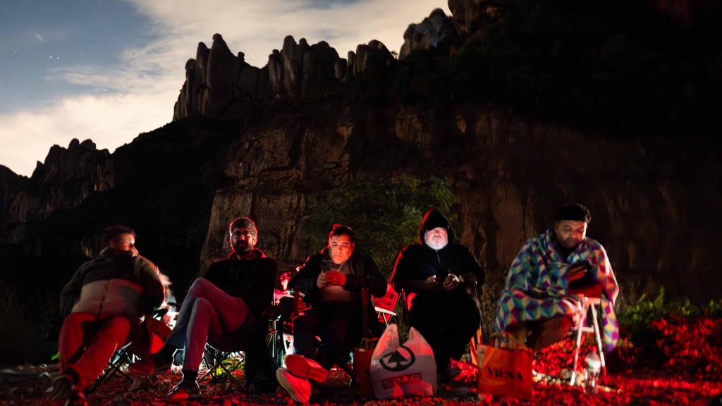 Varias personas esperan la llegada de ovnis a los pies de la montaña de Montserrat