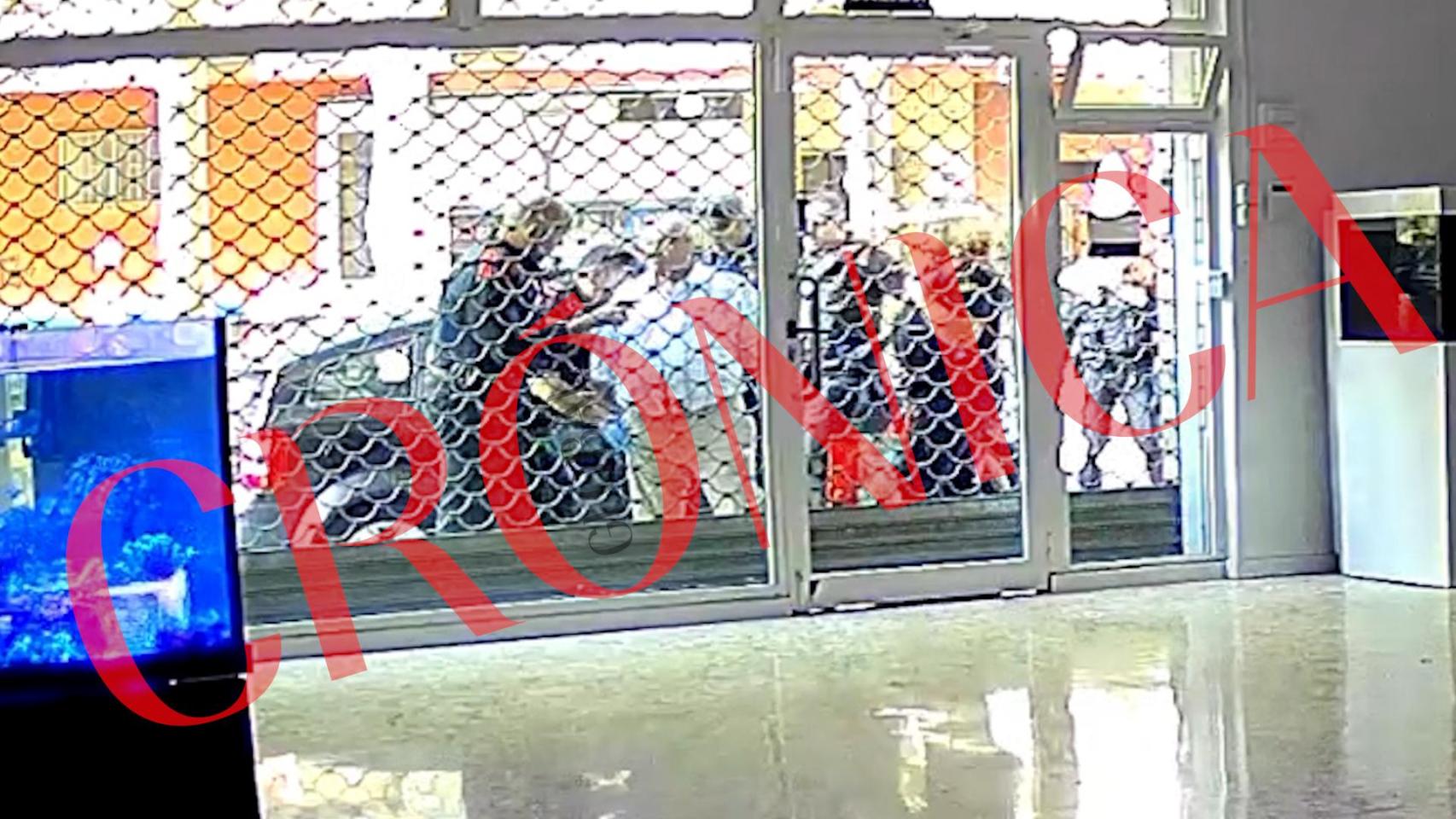 Momento del cacheo y la detención de Antonio P. S., el asesino confeso de Lleida