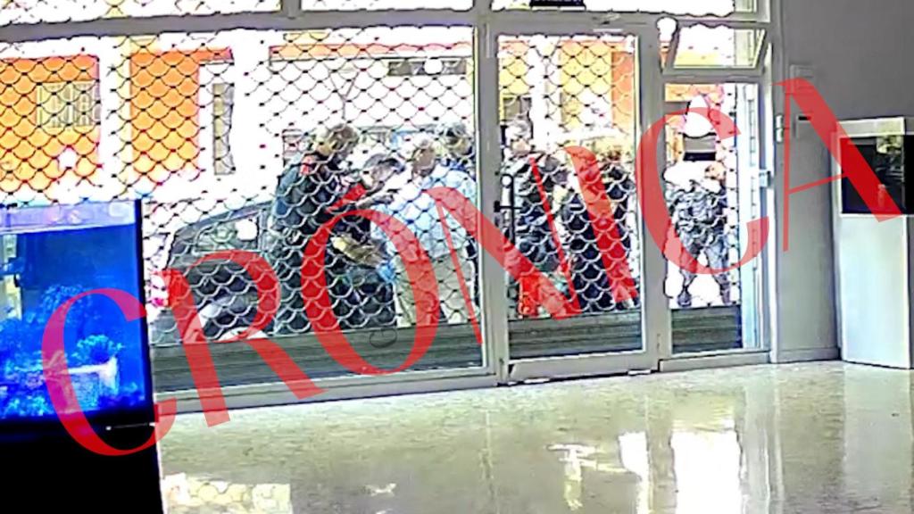 Momento del cacheo y la detención de Antonio P. S., el asesino confeso de Lleida