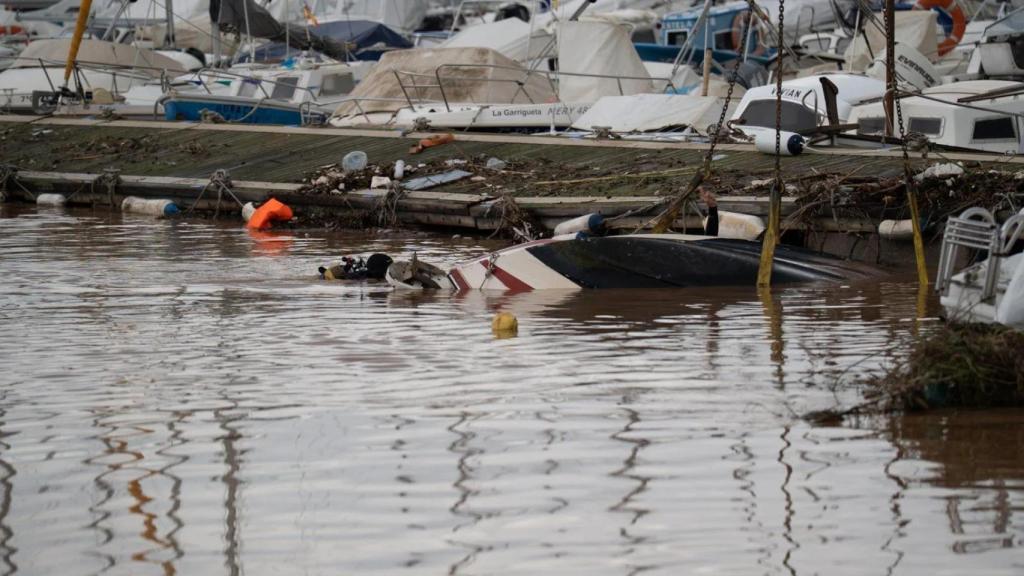 Un barco hundido y el pantalán partido por la DANA en Sant Carles de la Ràpita