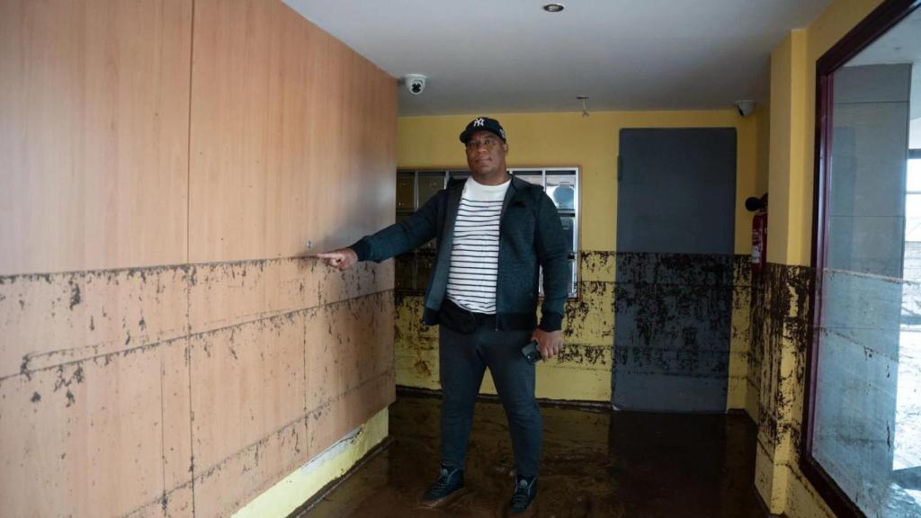 Un vecino de Sant Carles de la Ràpita muestra hasta dónde llegó el agua en el paso de la DANA 'Alice'