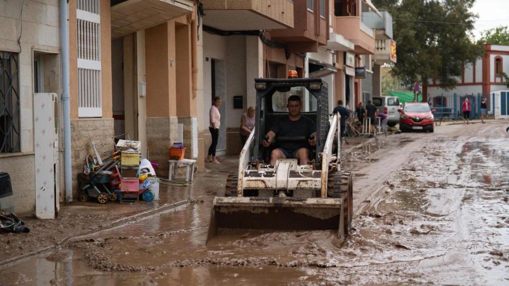 Un residente de Sant Carles de la Ràpita vacía el barro de las calles tras la DANA 'Alice'