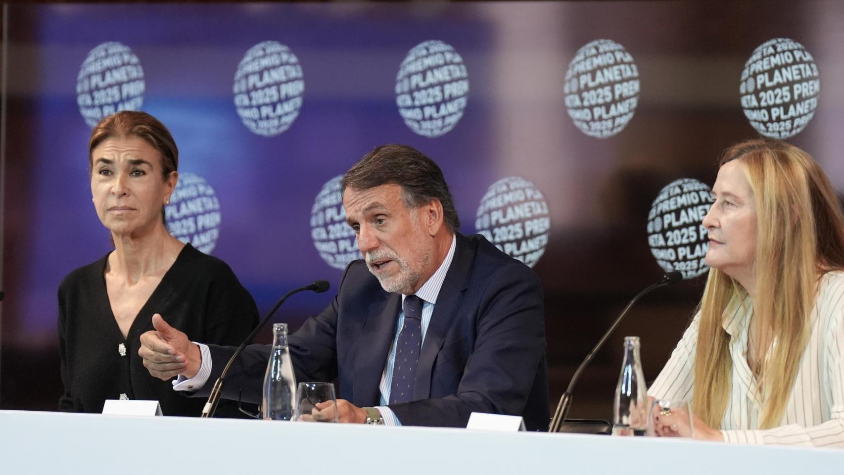 El presidente del Grupo Planeta, José Crehueras (c), junto a las escritoras Luz Gabás (d), y Carmen Posadas (i)