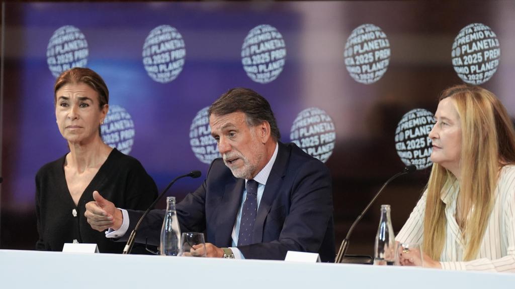 El presidente del Grupo Planeta, José Crehueras (c), junto a las escritoras Luz Gabás (d), y Carmen Posadas (i)