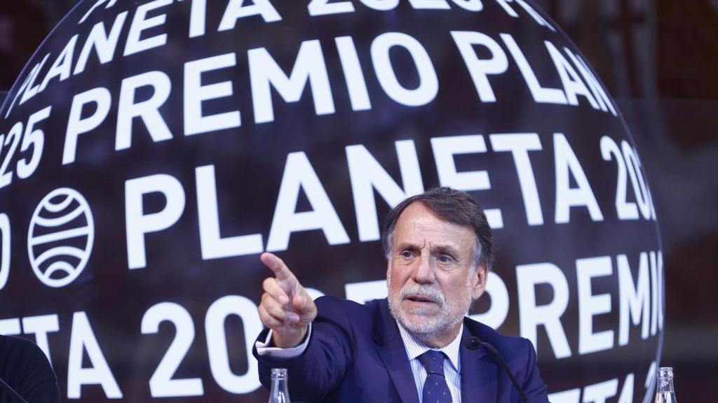 El presidente del Grupo Planeta, José Crehueras, durante la presentación de la LXXIV edición del Premio Planeta de Novela