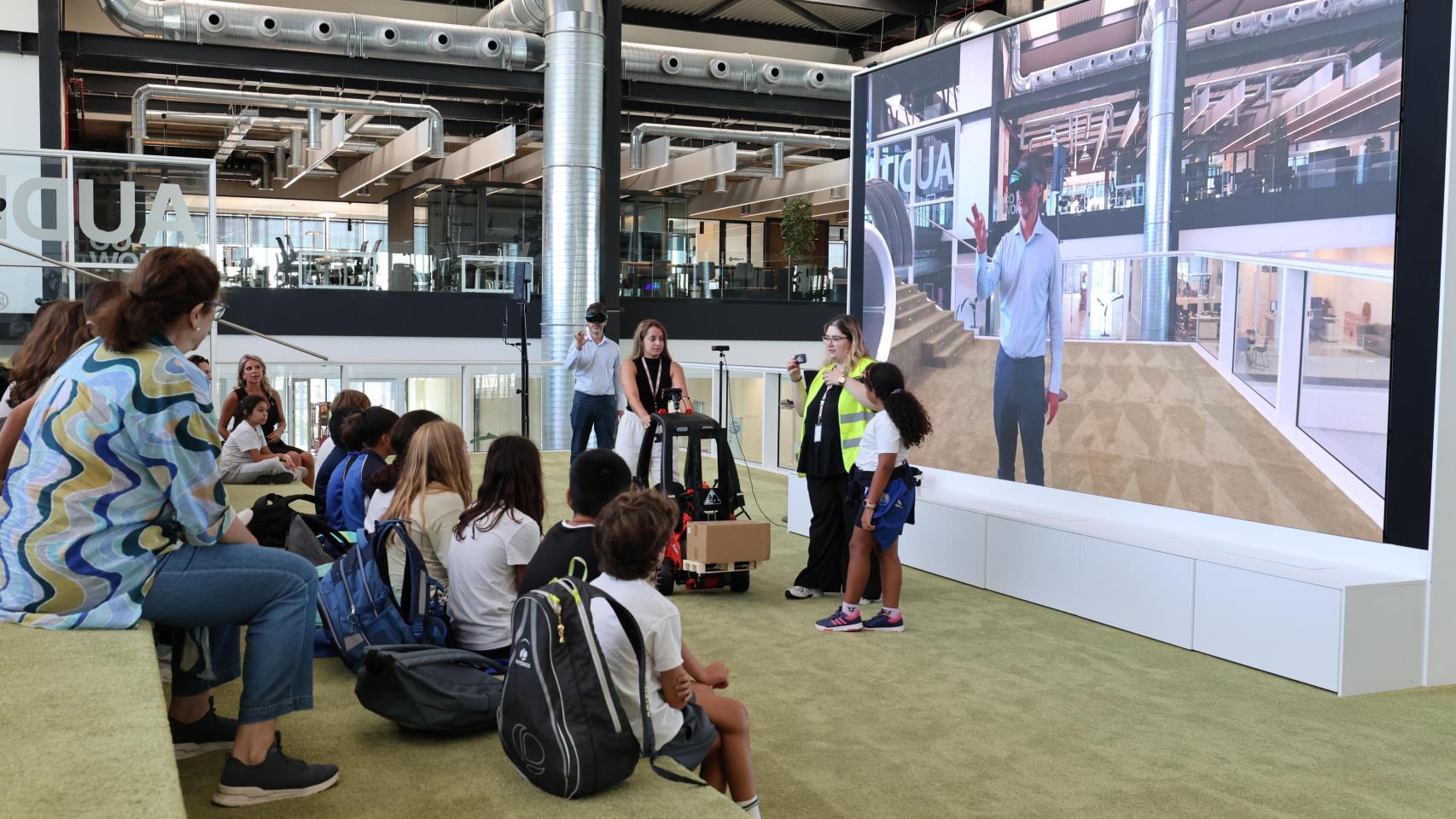 Un grupo de escolares asiste a una experiencia de realidad virtual en el DFactory Barcelona