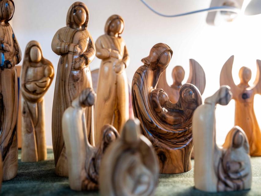 Figuritas de la Virgen Maria en estilo moderno de la tienda Bethlehem Treasures