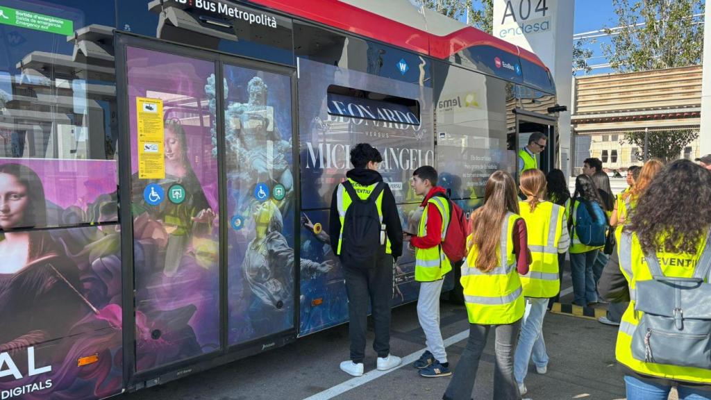 Los escolares muestran curiosidad nada más bajar del autobús que les traslada al DFactory Barcelona