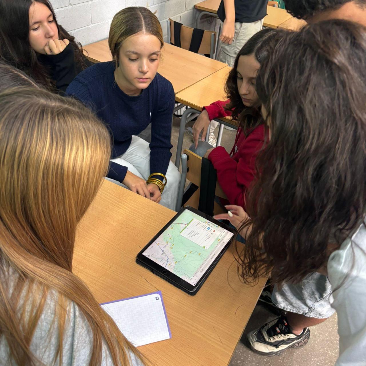 Un grupo de niñas escuchan atentas una explicación