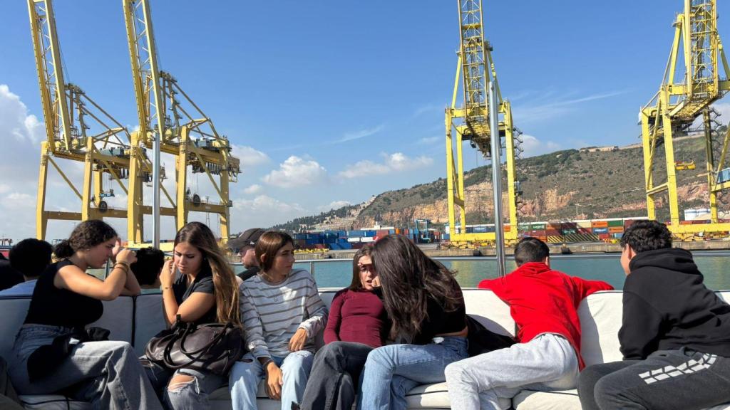 Adolescentes navegan por la zona industrial del puerto de Barcelona