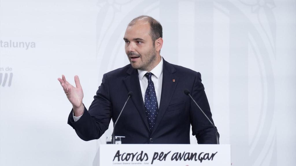 El Consejero de la Presidencia Albert Dalmau Miranda (d), ofrece declaraciones en una rueda de prensa (imagen de archivo)